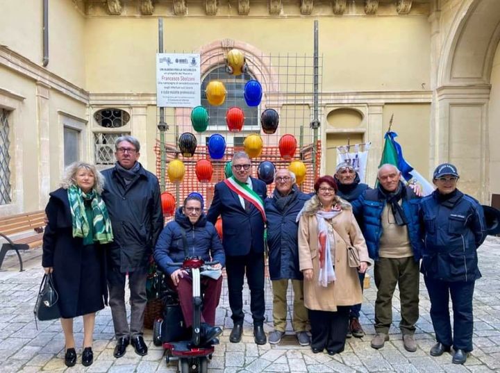 Inaugurato a Vittoria l’albero per la sicurezza per sensibilizzare sull’importanza delle regole sul lavoro