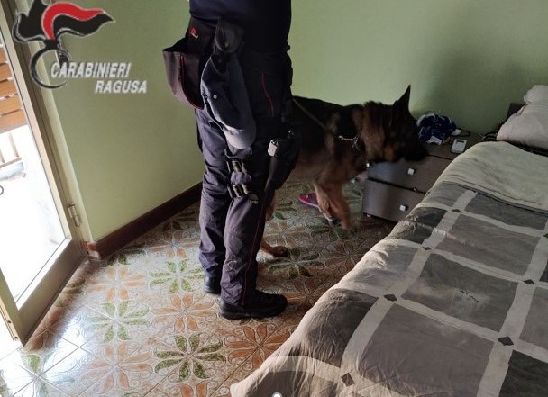 Spaccio di droga: arrestato giovane modicano, due denunce ed una segnalazione dei carabinieri