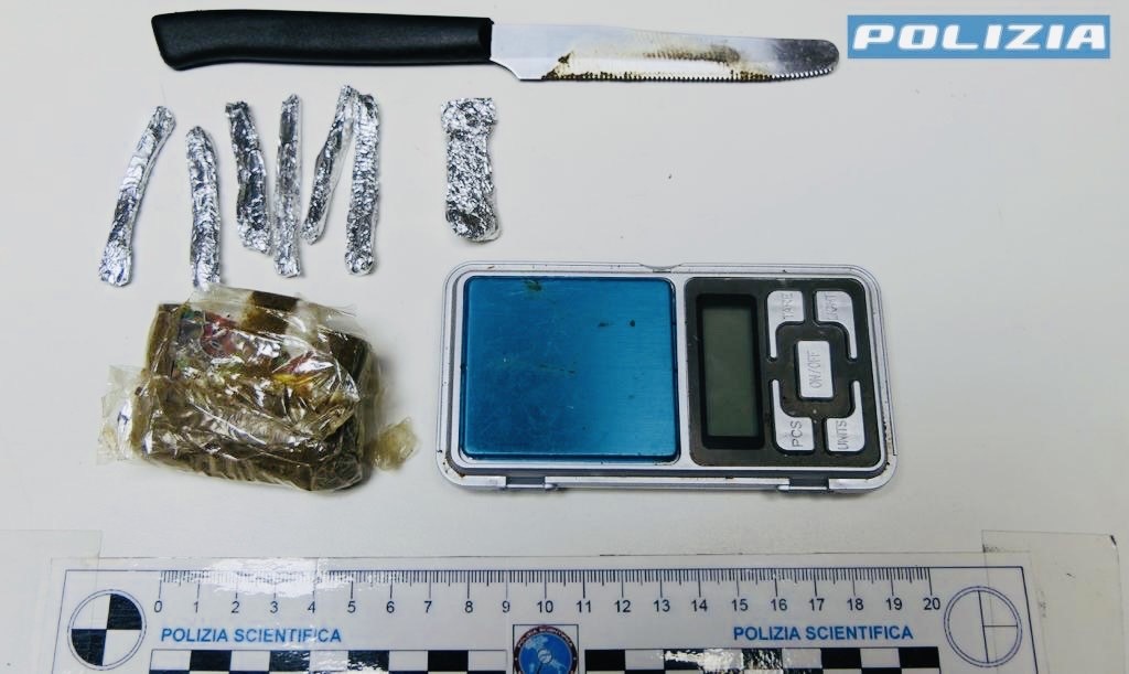 Spaccio di droga a minorenni davanti ad una scuola di Vittoria: arresto grazie all’app youpol