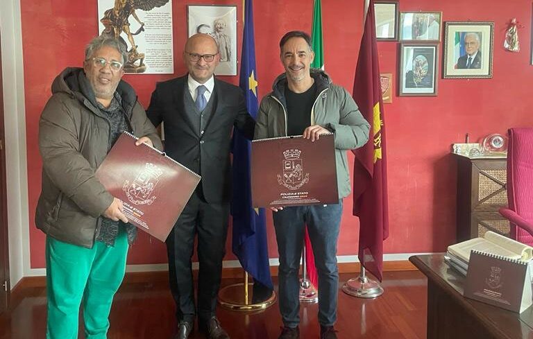 Visita di cortesia tra “colleghi”: gli attori de “Il Commissario Montalbano” alla Questura di Ragusa
