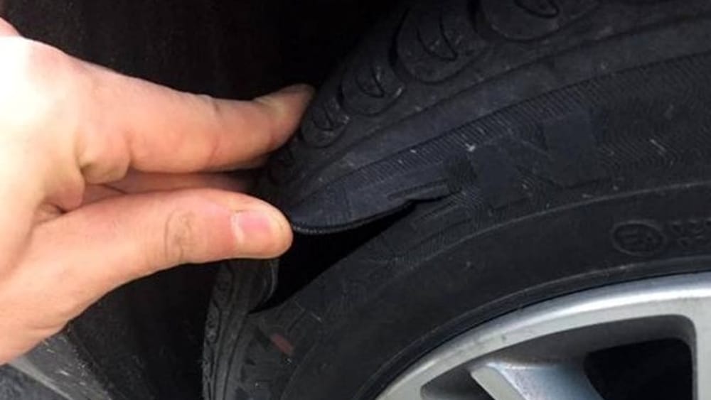 Tagliati gli pneumatici all’auto di un veterinario dell’ASp di Ragusa: atto intimidatorio?