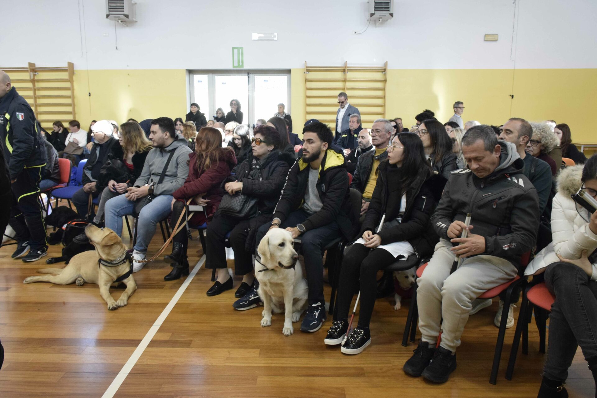 Consegnati nove bastoni bianchi per ciechi e quattro cani guida, presso l’Istituto Berlinguer di Ragusa