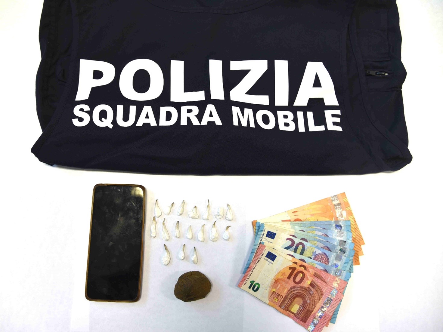 Giovane fermato ad un posto di blocco dalla Polizia a Ragusa: aveva con sè cocaina ed hashish