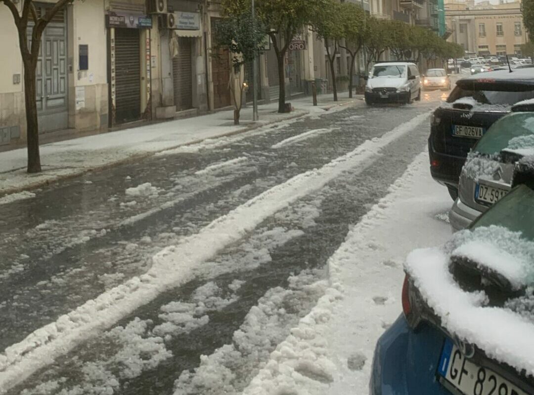 Grandine oggi a Ragusa: strade imbiancate nel giro di pochi minuti, temperature in picchiata