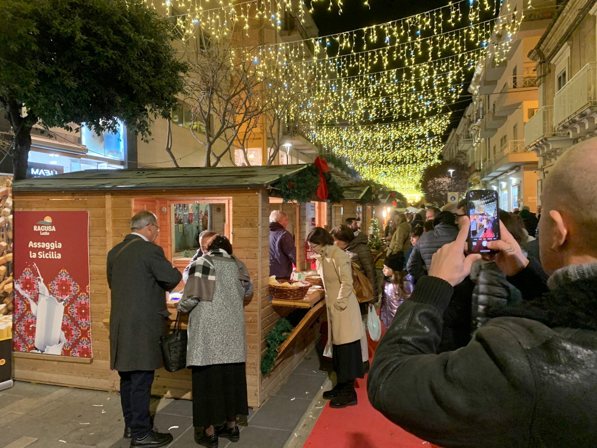 Riaprono oggi le casette del “Villaggio del Gusto” di via Roma a Ragusa, con la “cannoloterapia”
