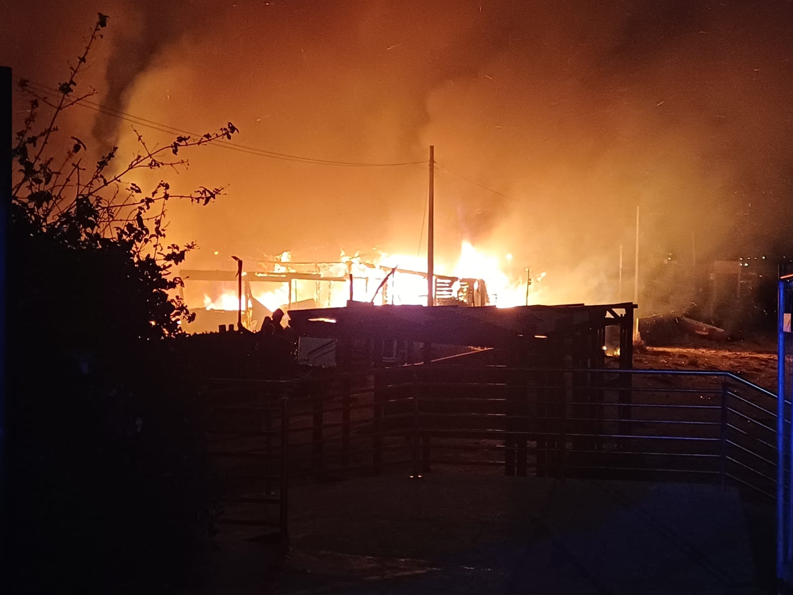 Marina di Modica: il Lido Sud distrutto dalle fiamme, indaga la polizia scientifica (VIDEO)