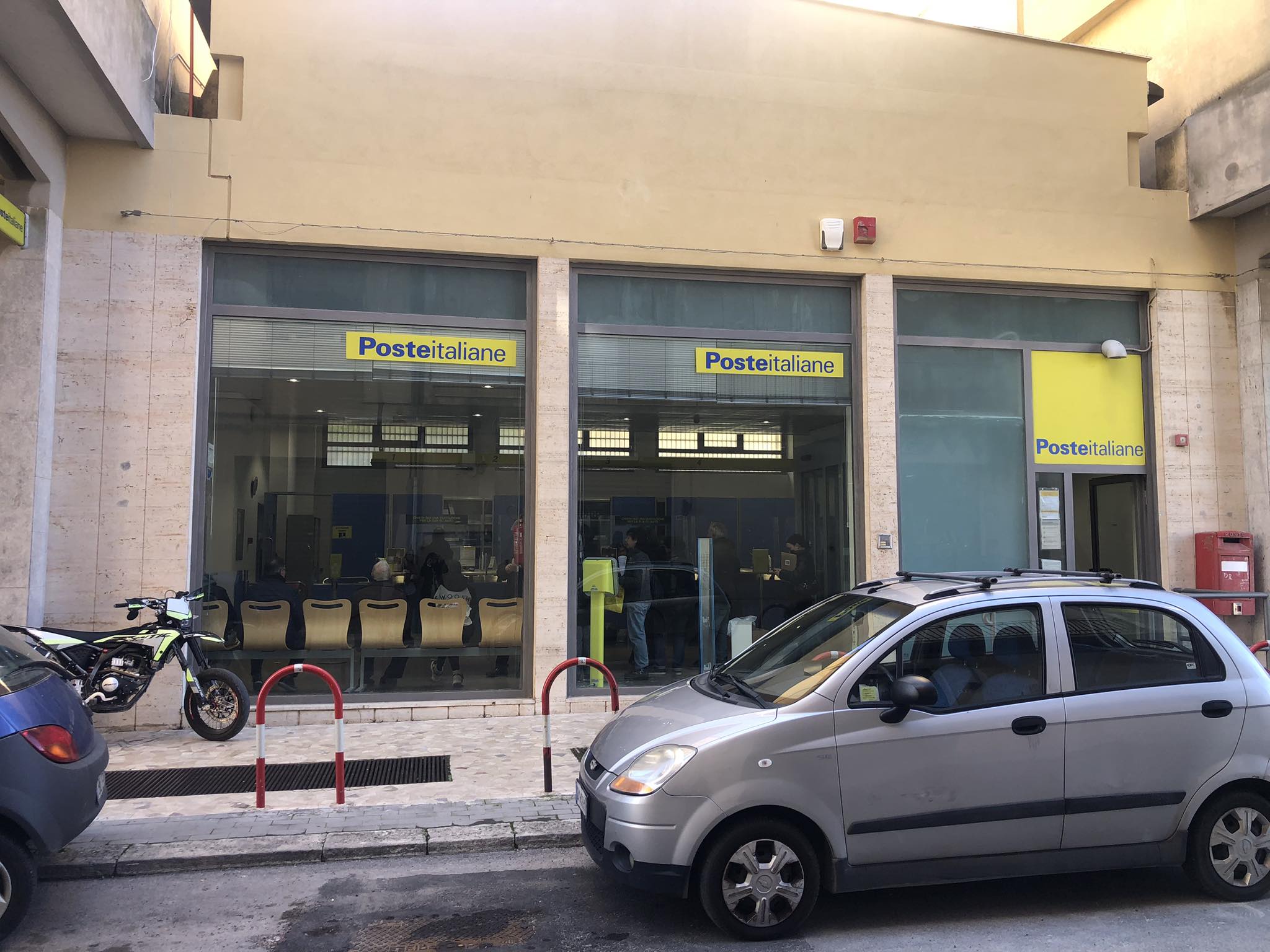 Modica: tentata rapina all’Ufficio Postale di Corso Nino Barone. Rapinatore minaccia con un coltello l’operatrice, poi fugge
