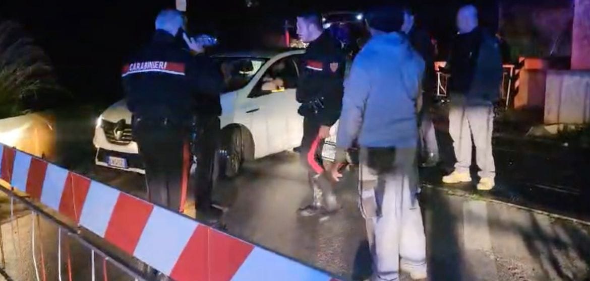 Auto tra le sbarre del passaggio a livello sulla Modica – Pozzallo, Carabinieri e macchinista evitano tragedia