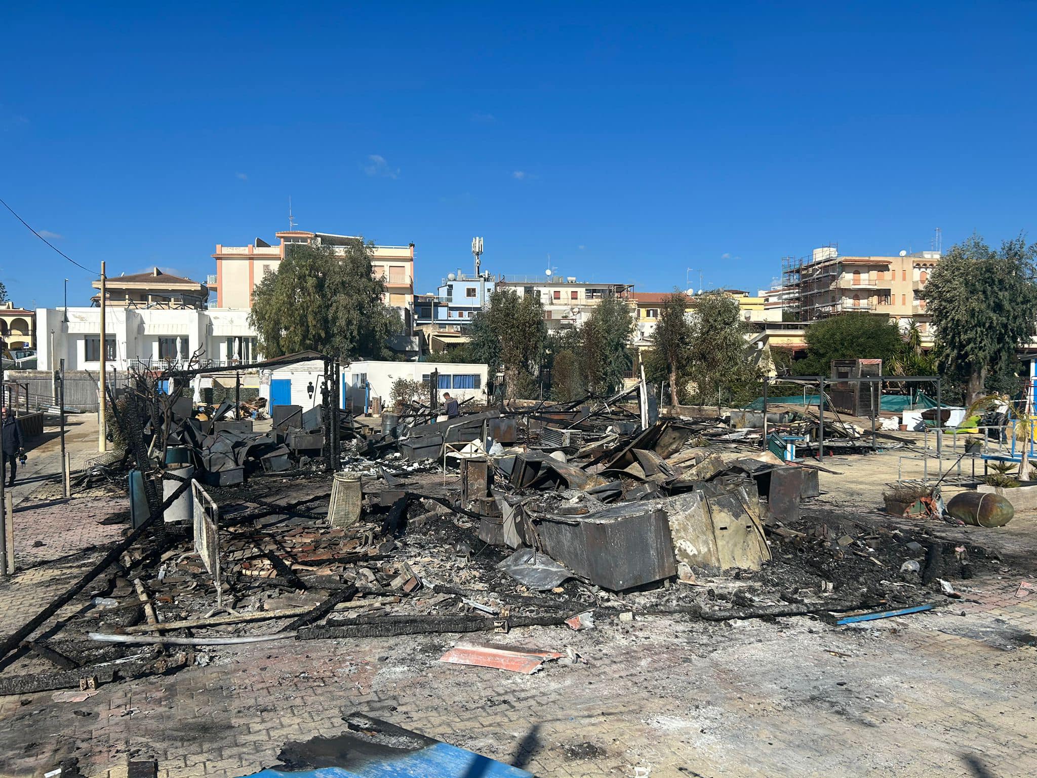 Marina di Modica, l’incendio che ha distrutto il Lido Sud una grave ferita. Presidente balneari chiede incontro al Prefetto