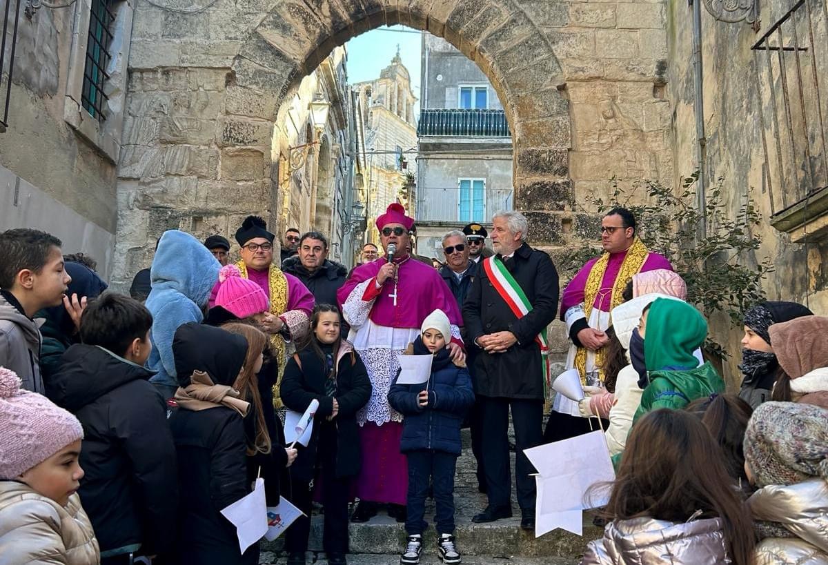 Mons. La Placa in visita pastorale a Chiaramonte Gulfi: un’occasione per stringere i legami tra queste realtà 