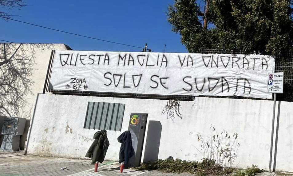 Modica, tifosi in protesta con la squadra “Questa maglia va onorata solo se sudata”