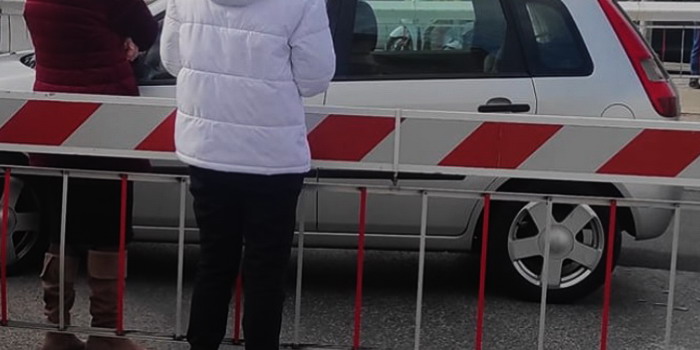 Ragusa: auto bloccata tra le sbarre del passaggio a livello, momenti di paura in via Paestum