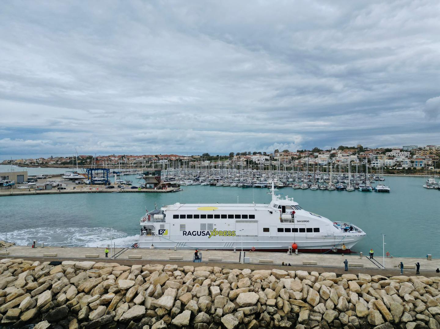 Dopo le prove per il nuovo catamarano Marina di Ragusa-Malta, resta incerta la data del varo