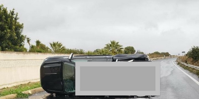 Incidente autonomo sulla Scicli – Modica, pick-up furgonato si ribalta, lievi ferite per il conducente