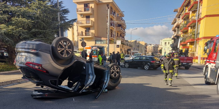 Ragusa: incidente stradale in via Zama, auto si ribalta, i feriti estratti dalle lamiere dai Vigili del Fuoco