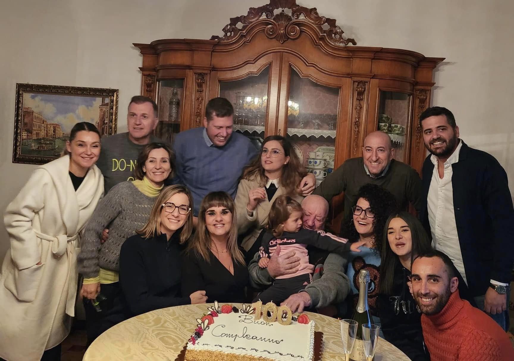 A Modica il nonnino Nino Noto festeggia i suoi primi 100 anni, circondato da figli e nipoti