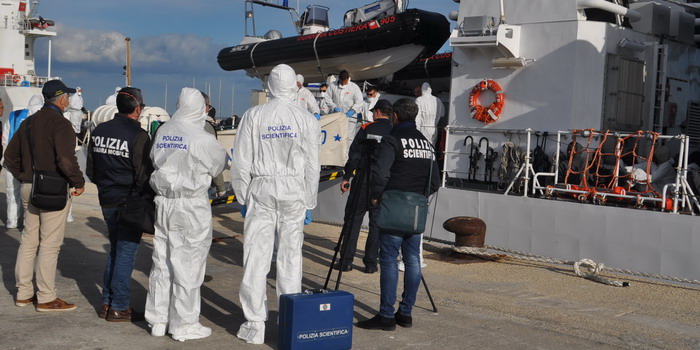 Sbarco di Capodanno a Pozzallo: arrestati tre scafisti che cercavano di nascondersi tra i migranti