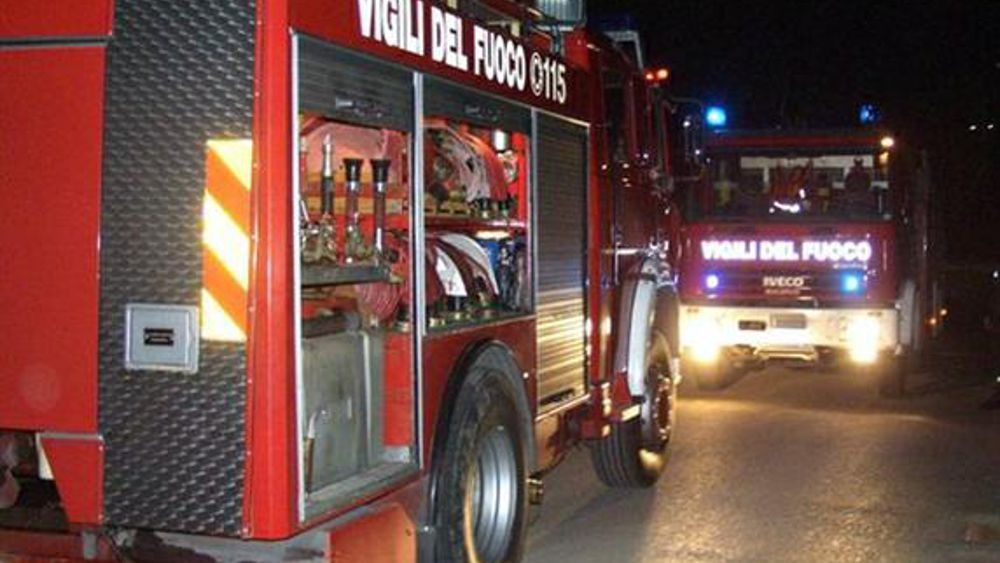 Due auto in fiamme all’alba in Via Mario Rapisardi a Pozzallo: forse un corto circuito