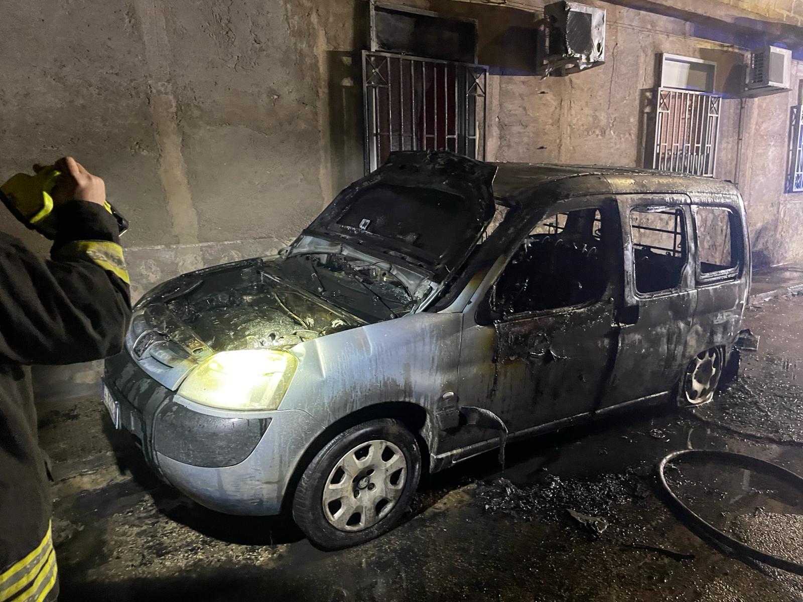 Auto distrutta dalle fiamme in via Pertini a Vittoria: danneggiata anche un’abitazione