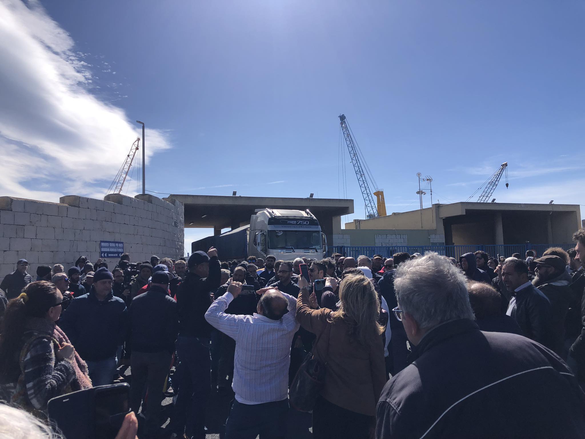Pozzallo: agricoltori bloccano i camion con il grano contaminato arrivato al Porto