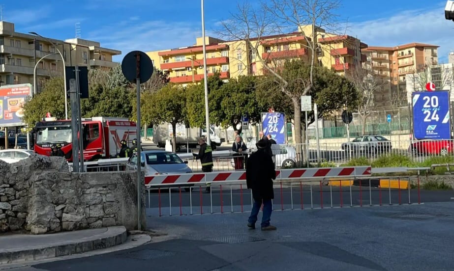 Ragusa: Anziano bloccato con l’auto tra le sbarre del passaggio a livello di via Paestum