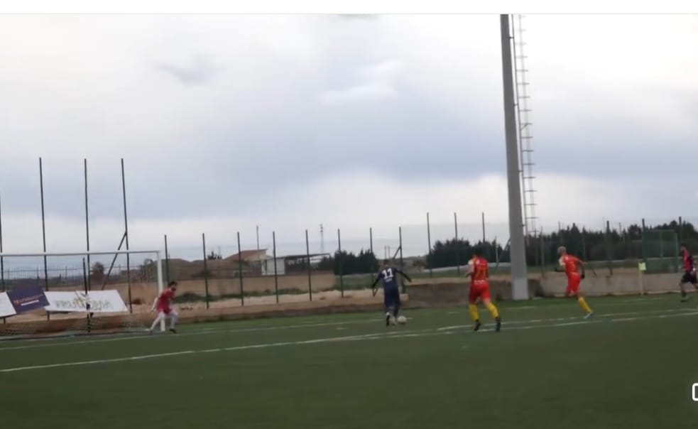Il Modica Calcio ritrova il “sorriso”, vittoria in rimonta a Mazzarrone, inizia bene l’era Settineri