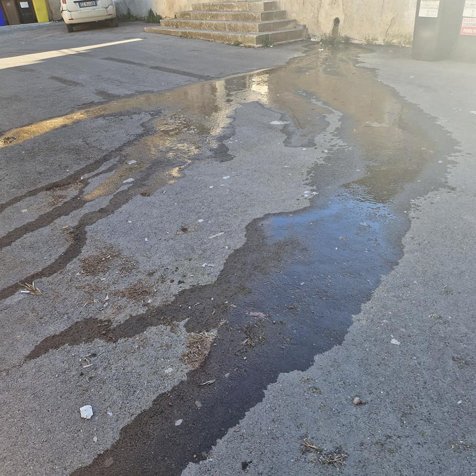 Modica, in via Silla continua la perdita d’acqua dal plesso scolastico di Via Cincinnato. I residenti non sanno più a chi rivolgersi