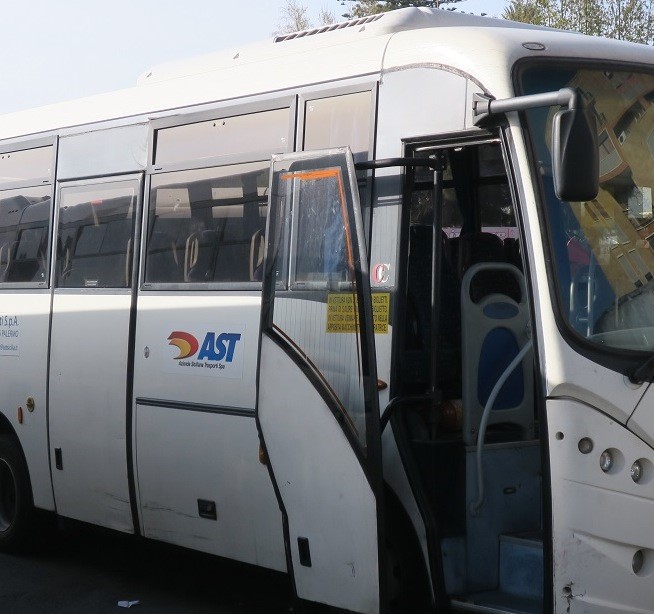 Disservizi AST: comprare biglietti in anticipo non è conveniente, rischi di non salire sui pullman