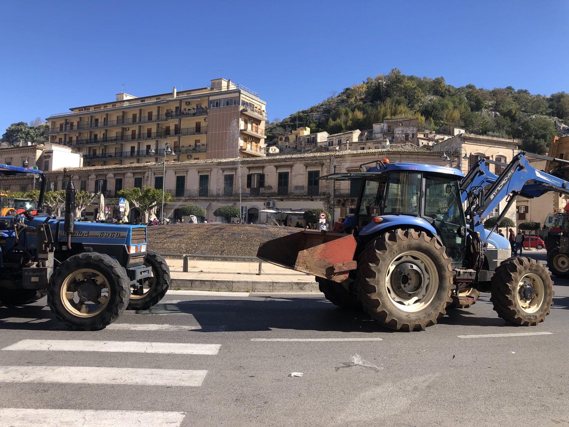 Modica: la protesta degli agricoltori arriva nel cuore della città, mentre si attendono le risposte