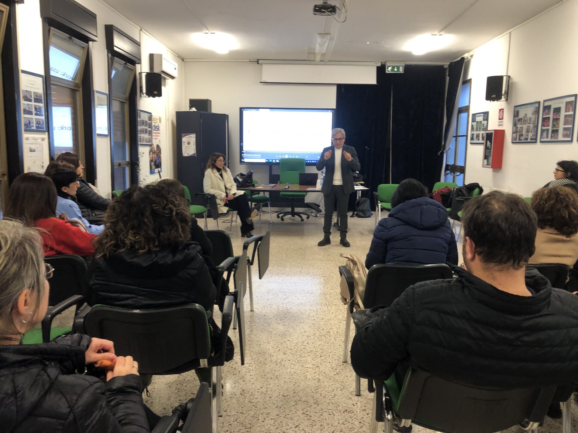 Modica: alla scuola “De Amicis”, incontro sul ruolo delle famiglie nell’uso dei cellulari
