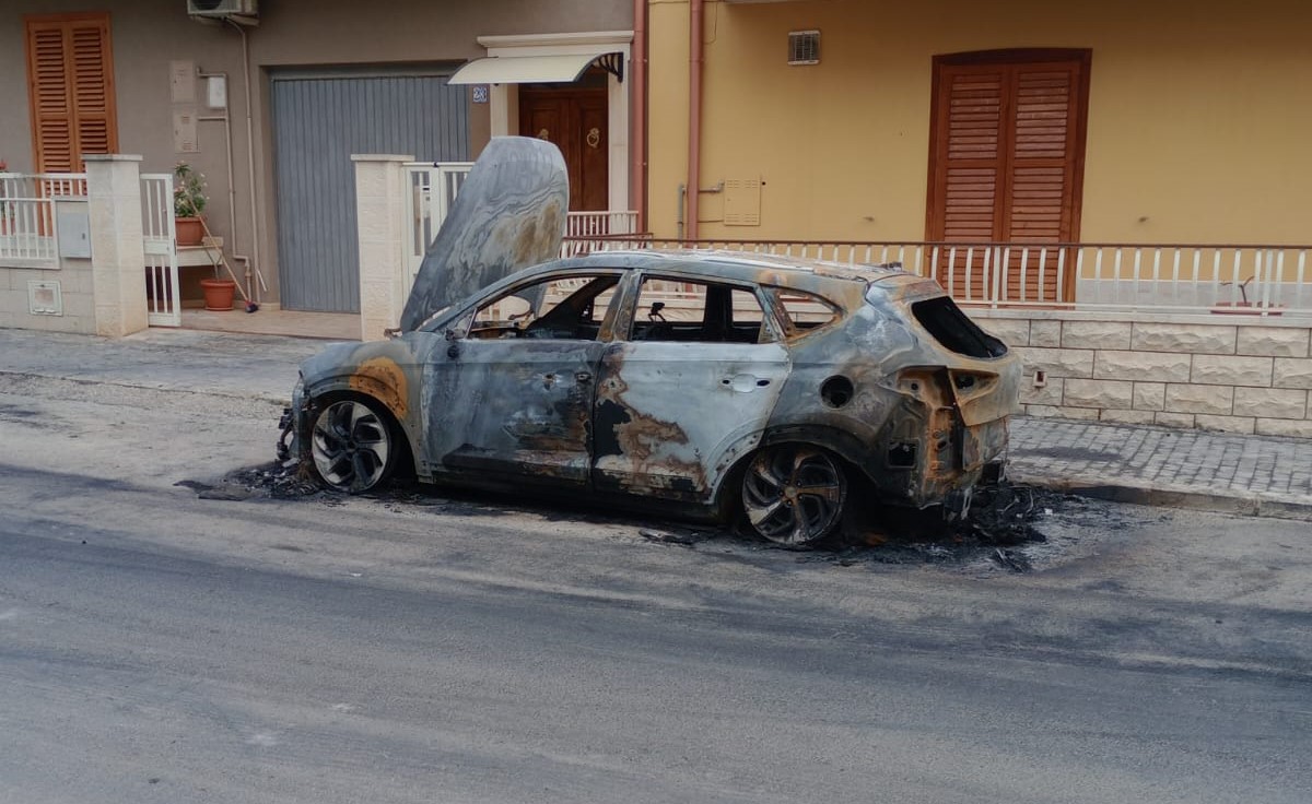 Pozzallo: due auto distrutte nella notte da un incendio, probabile l’origine dolosa, indagano i Carabinieri