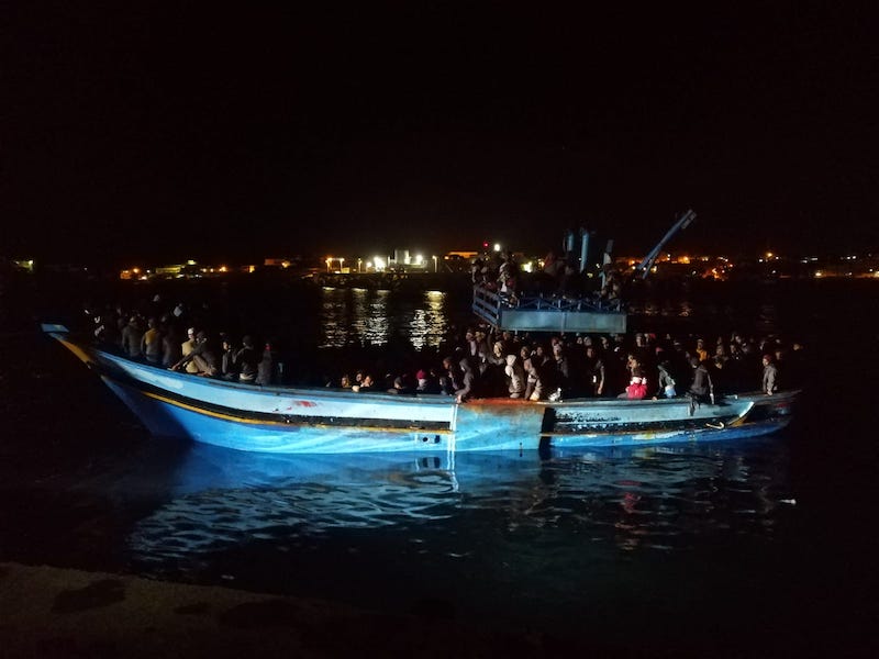 Pozzallo: sbarco di migranti nella notte, in 32 su un barchino approdano sulla spiaggia di Raganzino