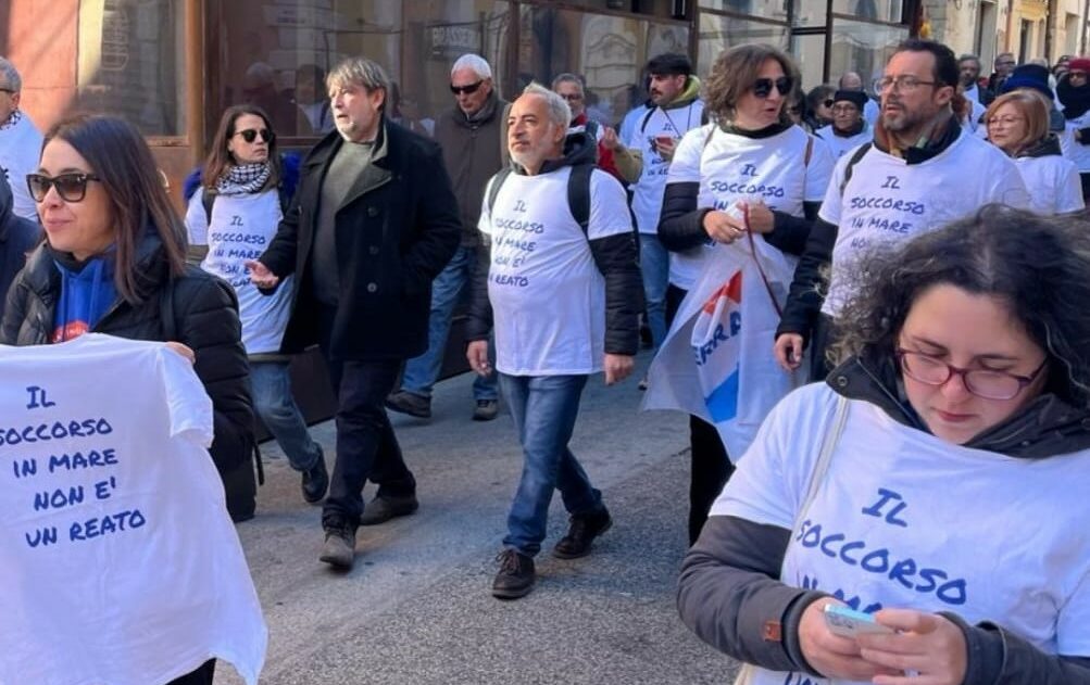 A Ragusa questa mattina un corteo della CGIL per accompagnare Luca Casarini in tribunale
