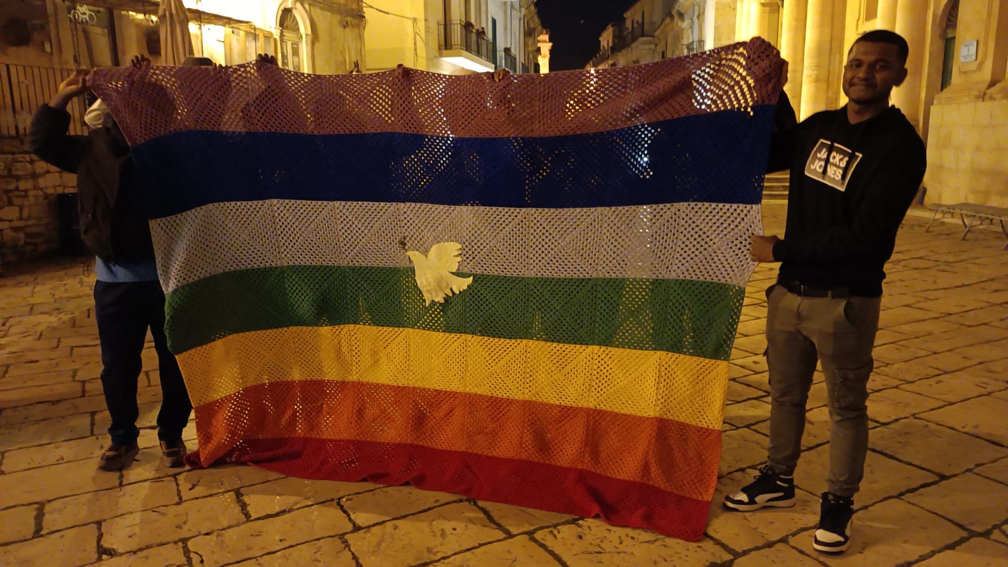 Anche una bandiera delle Mamme di Modica alla manifestazione contro la guerra stasera a Scicli