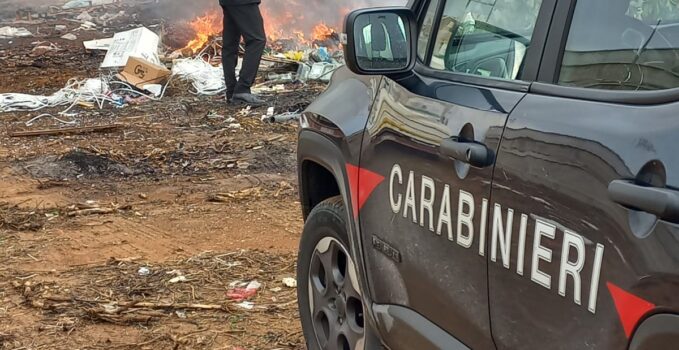 Incendiava rifiuti a Scoglitti: vittoriese denunciato dai carabinieri per “fumarole”