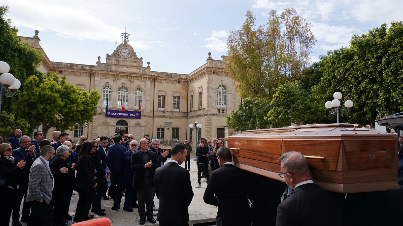 Joe Barone è tornato nella sua città, a Pozzallo. Aperta la camera ardente, domani i funerali