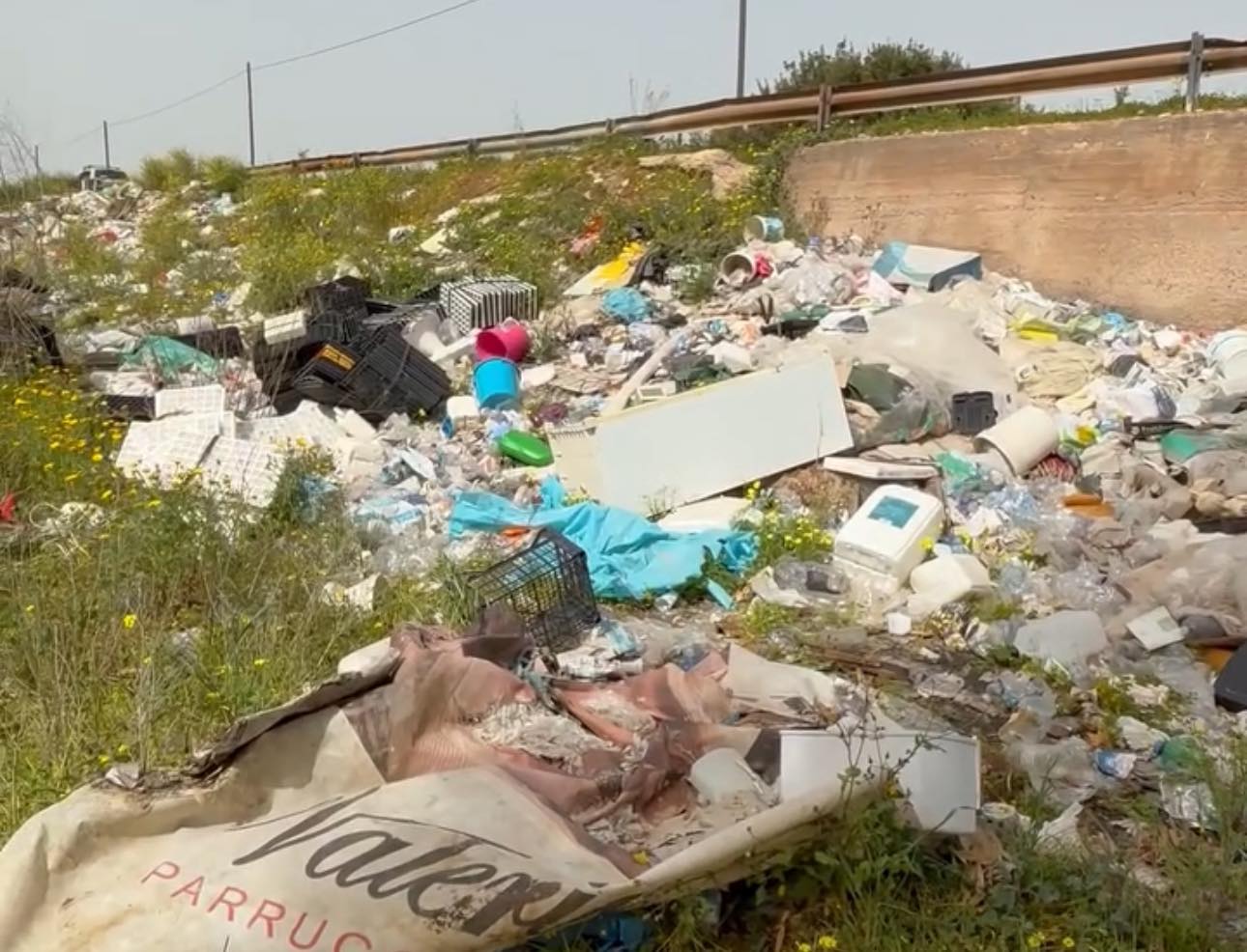 Vittoria, Terre pulite denuncia vasta discarica a cielo aperto in Contrada Monaco (Video)