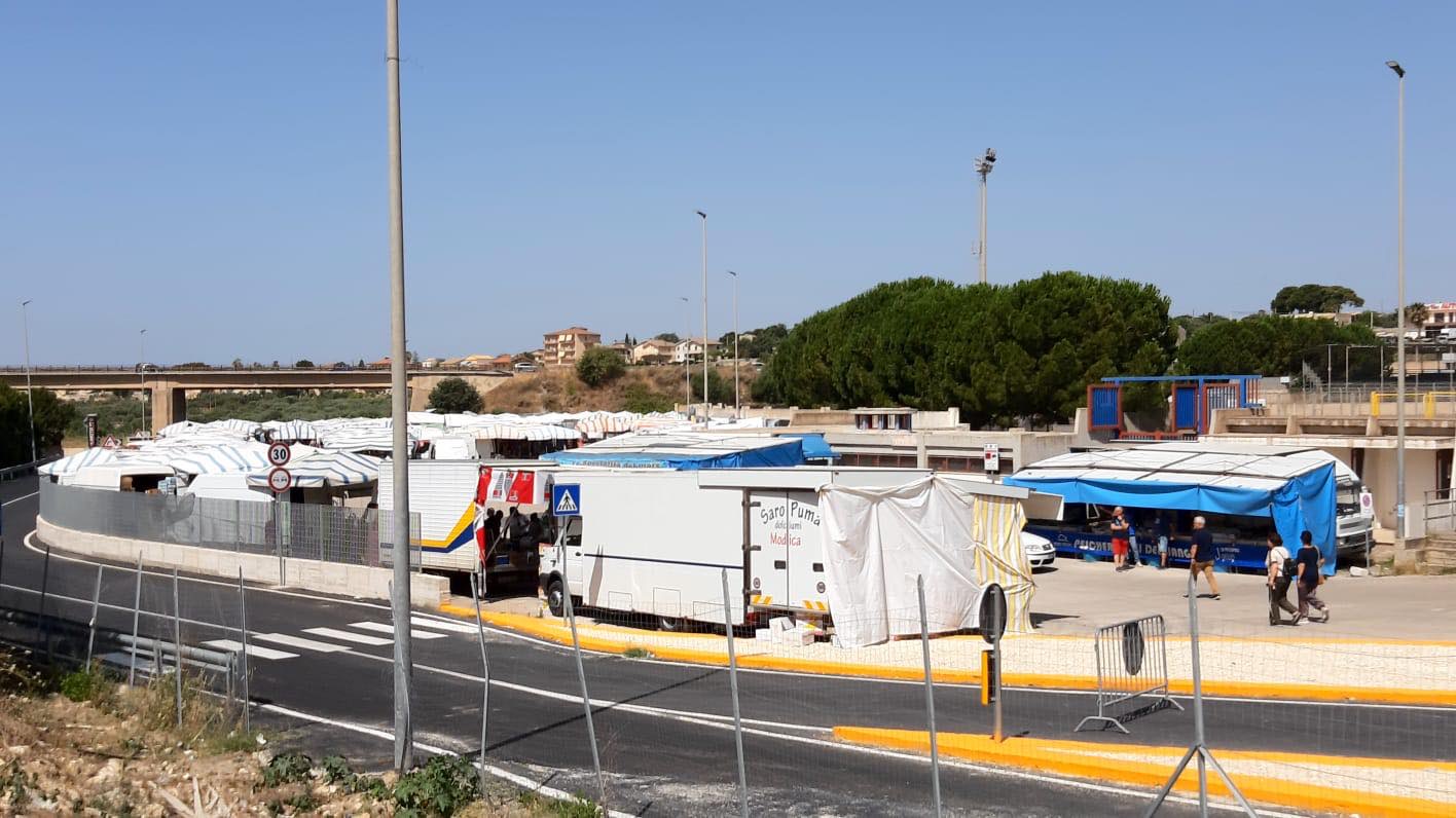 Agenti della polizia locale di Modjca impegnati contro gli abusivi sanzionati alcuni ambulanti