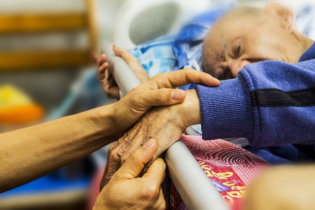 Modica, la denuncia di un cittadino, “Neanche un briciolo di umanità, all’Ospedale si muore da soli”