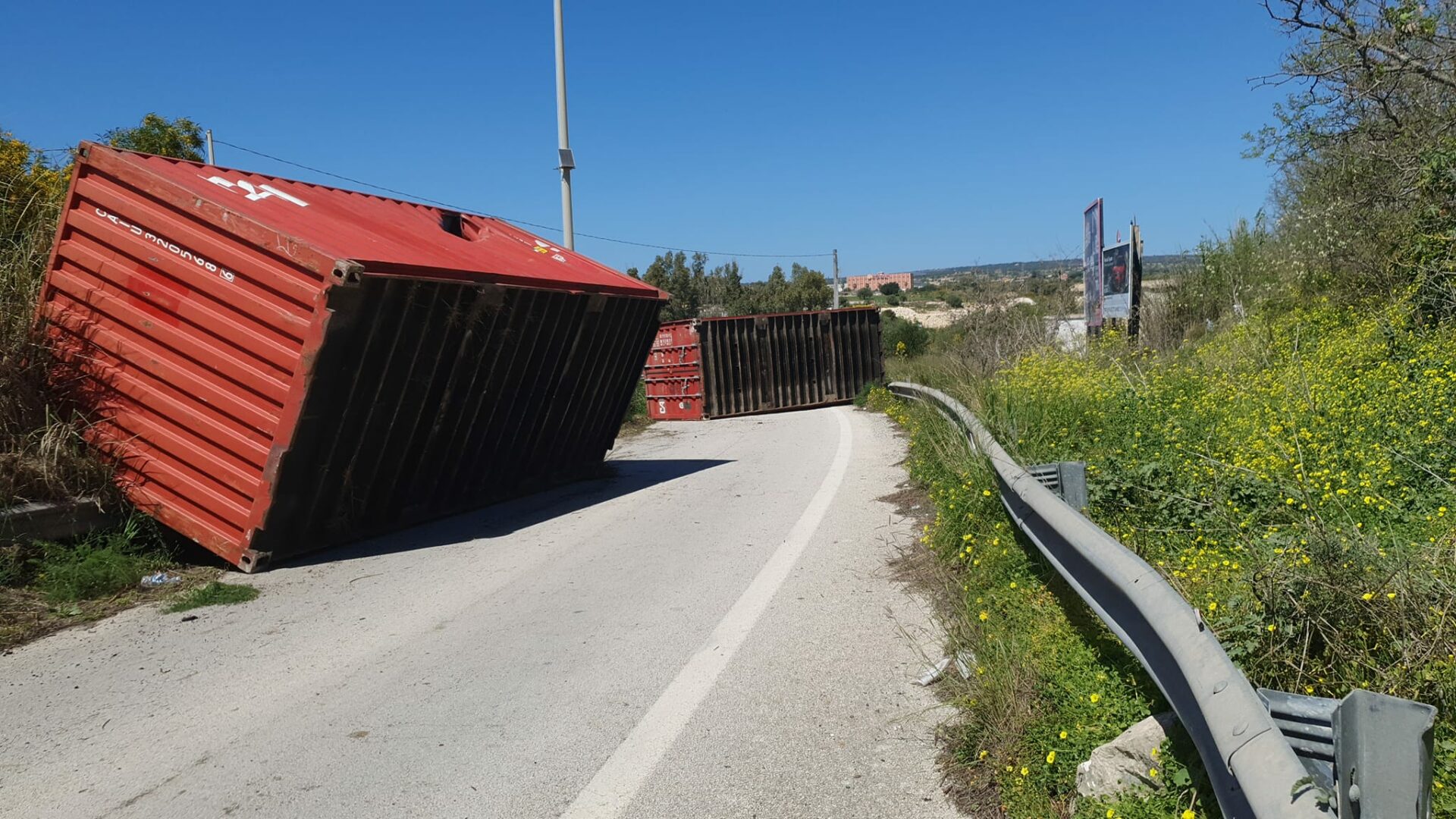 Mal funzionamento del sistema di ancoraggio, tir perde container, nessun ferito