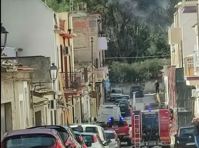 Incendio in abitazione a Vittoria in via Bari: per fortuna nessun ferito, sul posto i VV.F.
