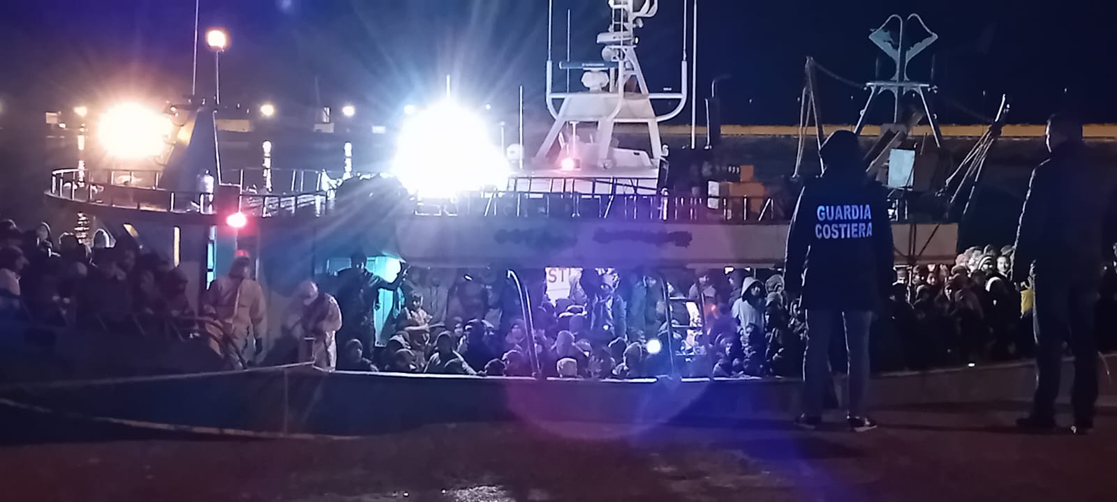 Sbarco nella notte a Pozzallo: arrivati 381 migranti prevalentemente bengalesi