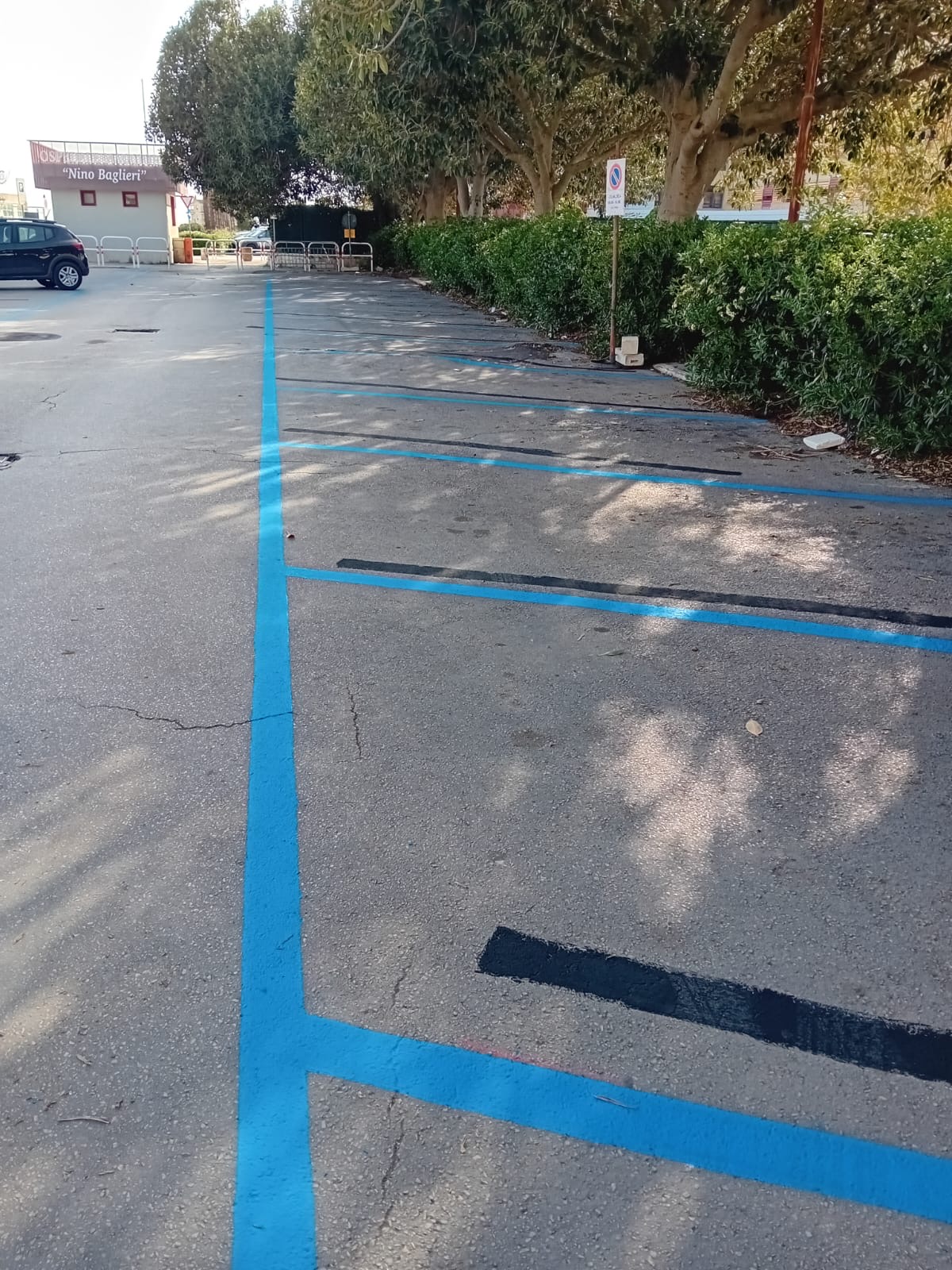 Modica, strisce blu come funghi. Crescono anche nell’area dell’Ospedale