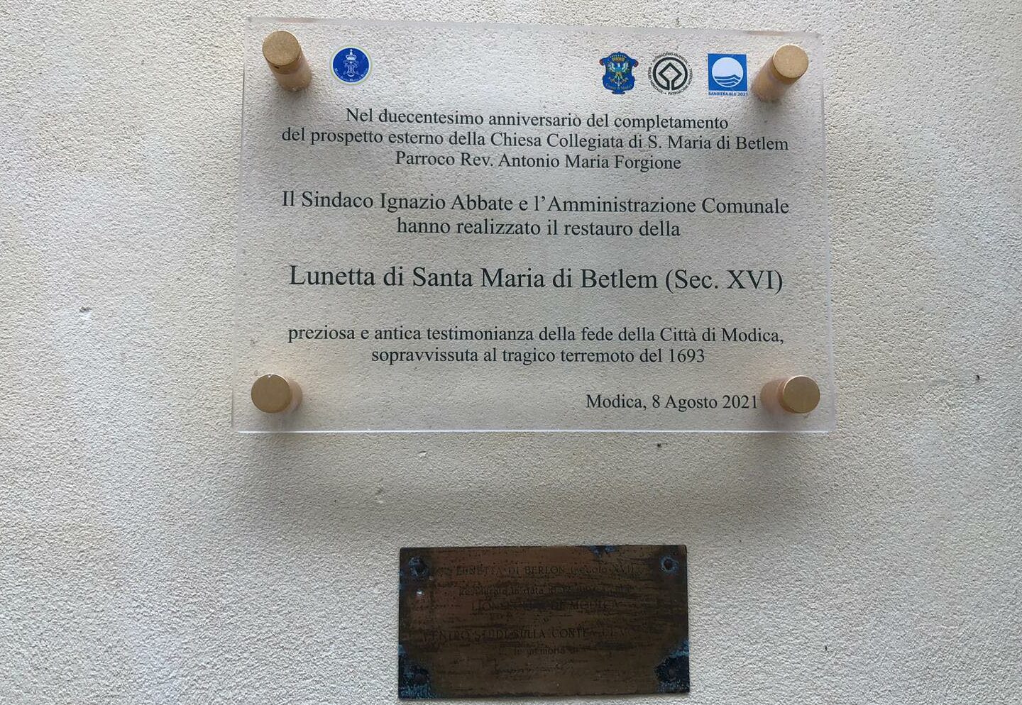 A Modica più grande è la targa e più piccolo è il restauro
