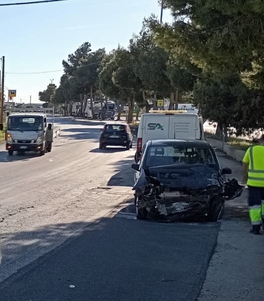 Incidente stradale in via Incardona a Vittoria, scontro fra due auto, due feriti