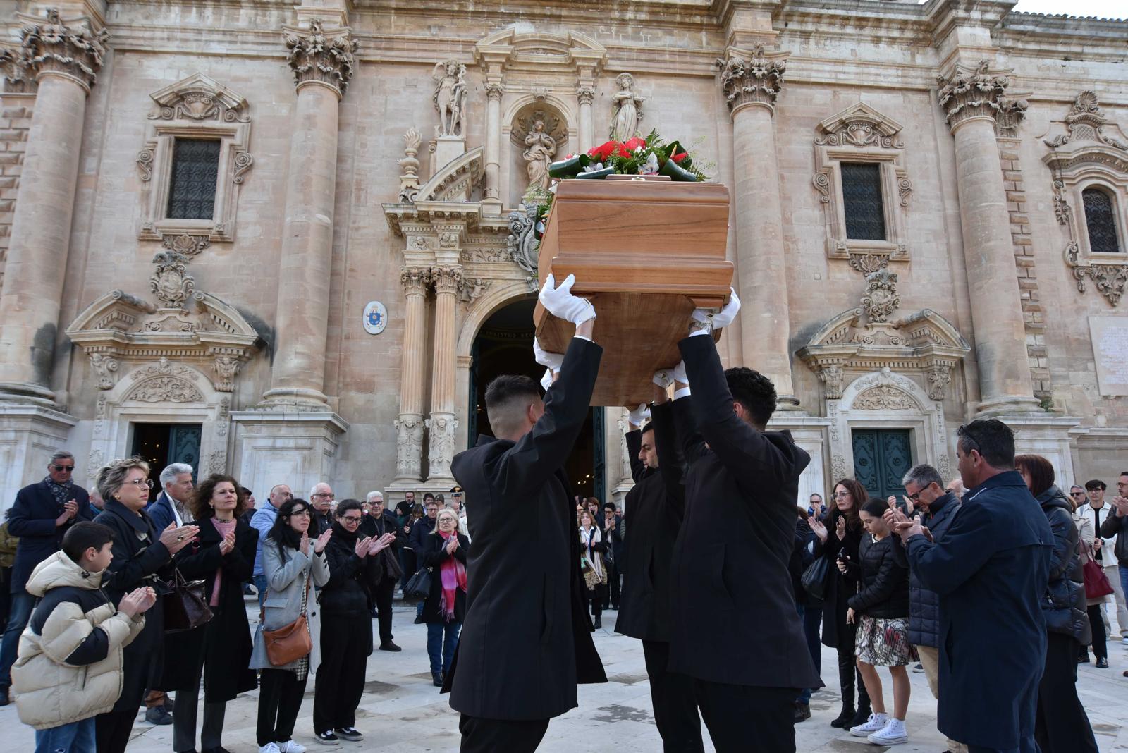 Ragusa: la città da l’ultimo saluto al maestro Leone