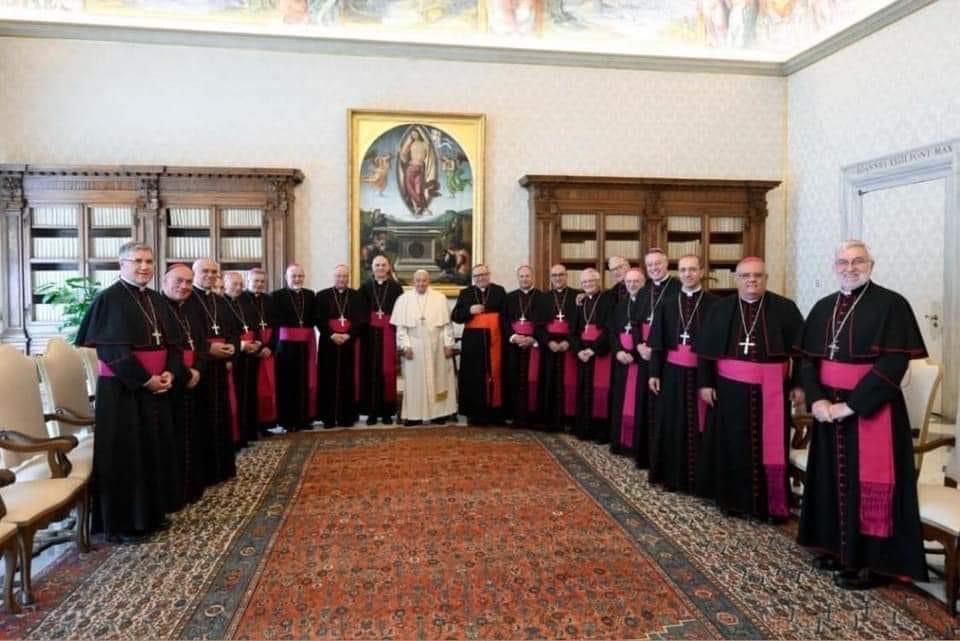I vescovi di Ragusa e di Noto dal Papa, insieme ad altri presuli siciliani