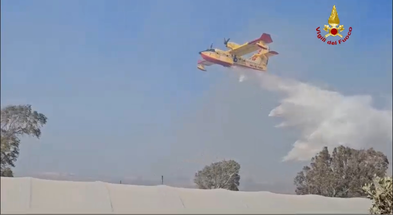 Incendio contrada Randello: necessario l’intervento di due canadair (video)