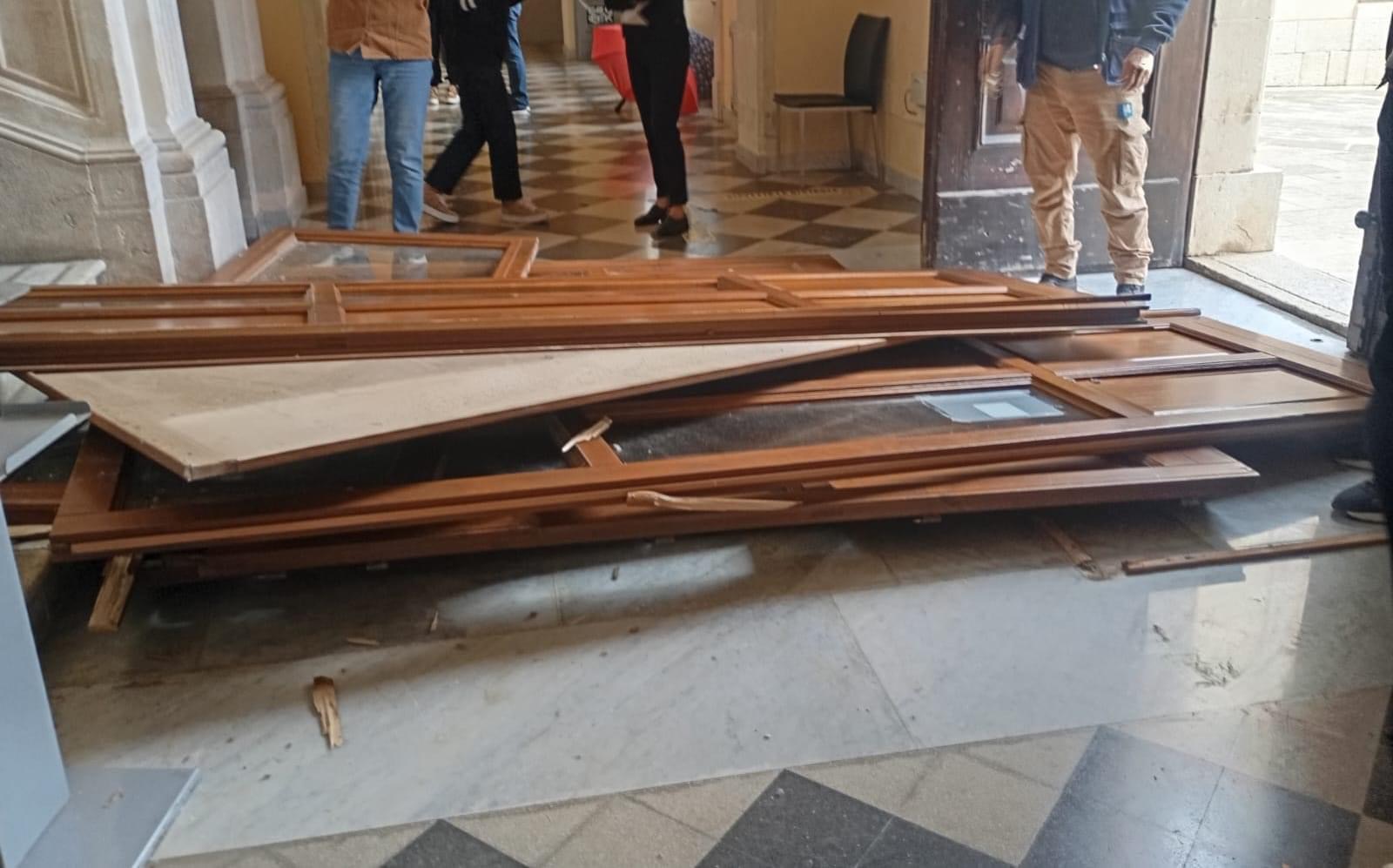 Pozzallo, tragedia sfiorata al Comune,  scardinato il portone d’ingresso