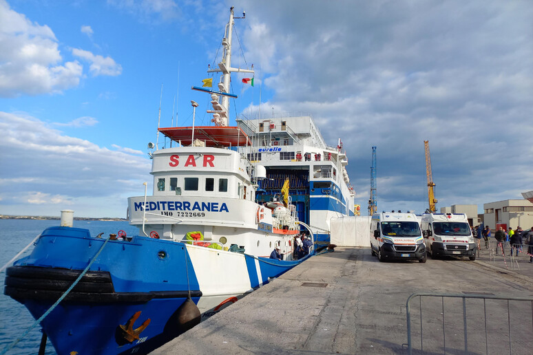 Migranti feriti gravemente dai libici, sbarcati a Pozzallo. La protesta di Sinistra Italiana Ragusa